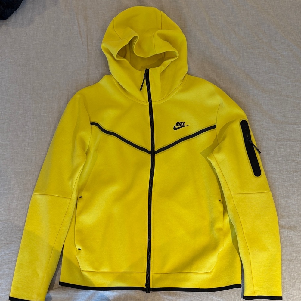 BRAND NEW Men’s Nike Tech Fleece Hoodie – Size Large